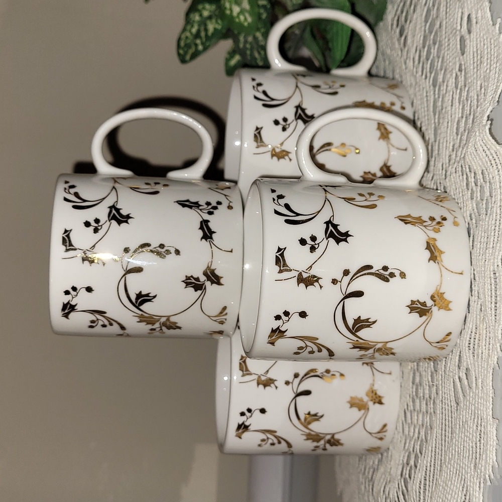 4 Small Gorgeous Cups.
